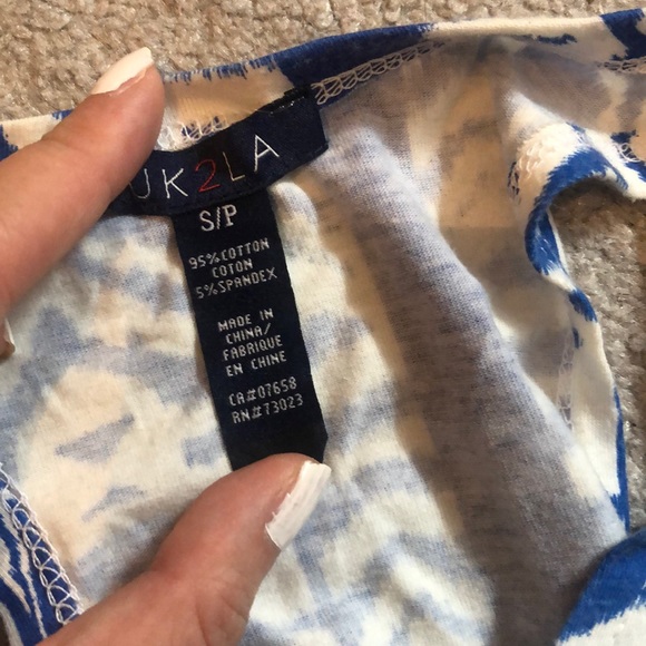 2/$15 ✨Patterned crop top✨ - Picture 3 of 3